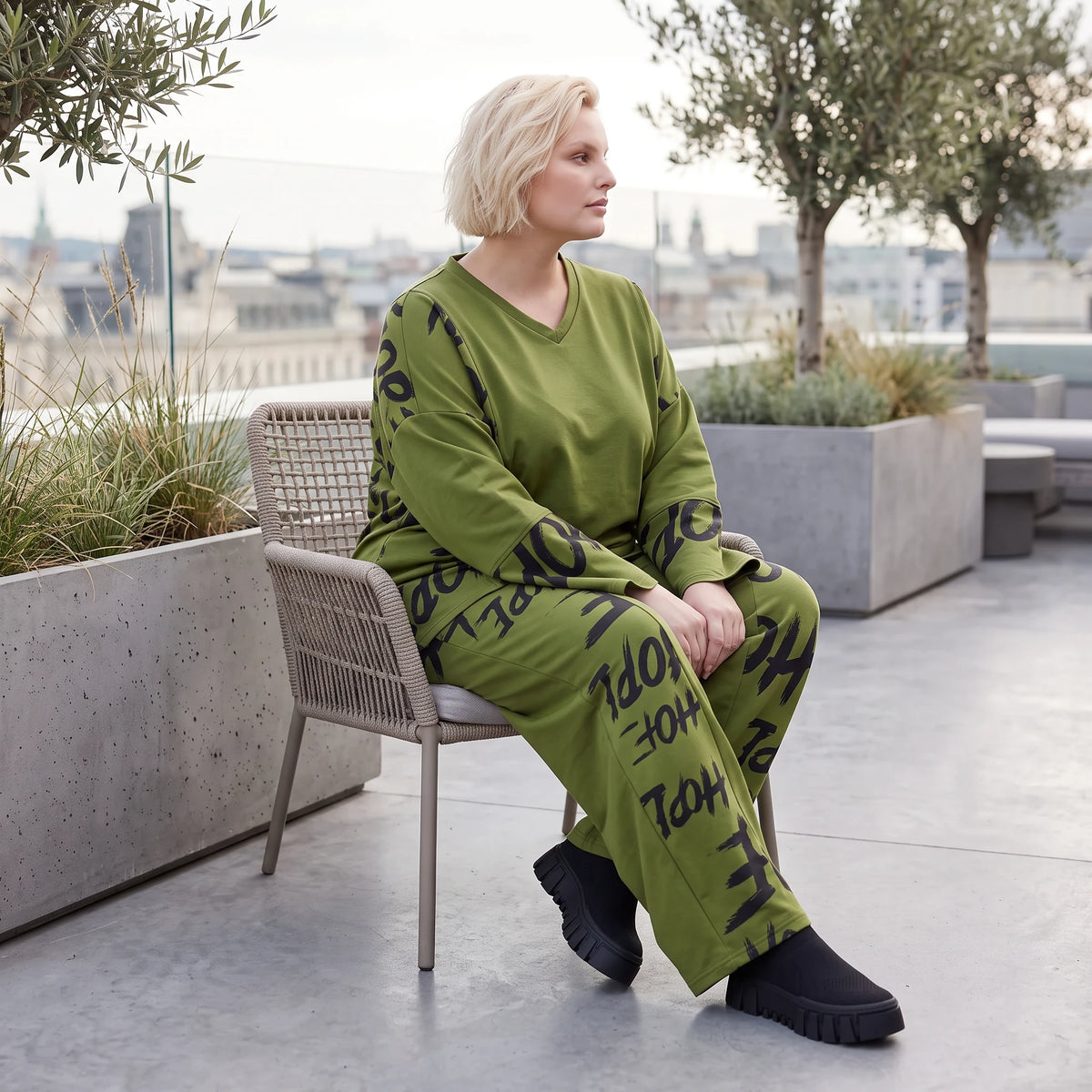 Olivgrüne Ballonhose aus Fleece mit Stretch und Schnürbund für modische Winterlooks