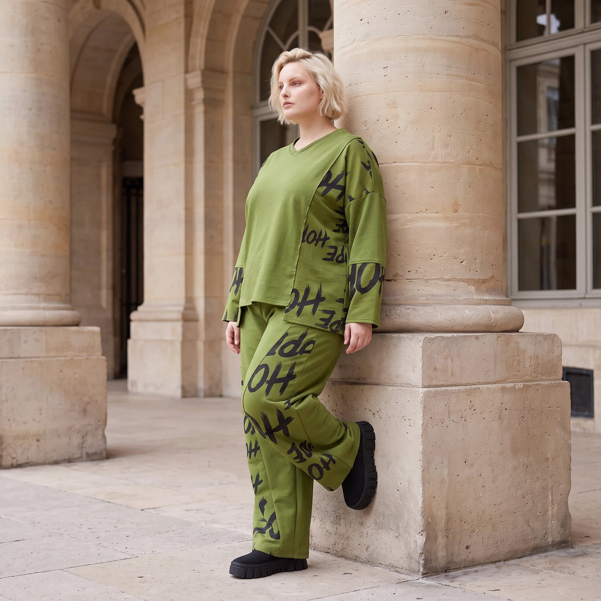 Olivgrüne Ballonhose aus Fleece mit Stretch und Schnürbund für modische Winterlooks