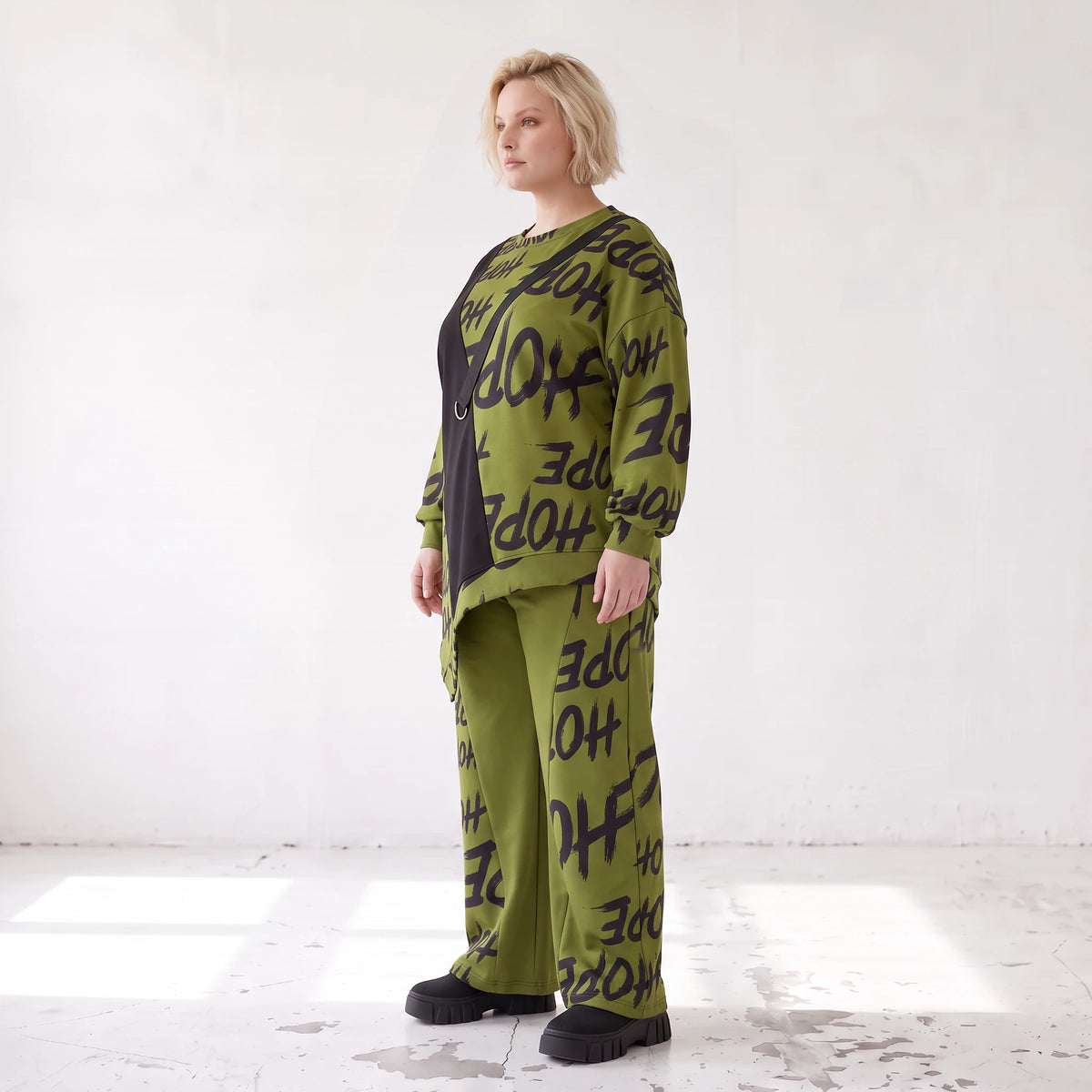 Olivgrünes Fleeceshirt mit asymmetrischem Schnitt und Zipfelsaum weich und wärmend