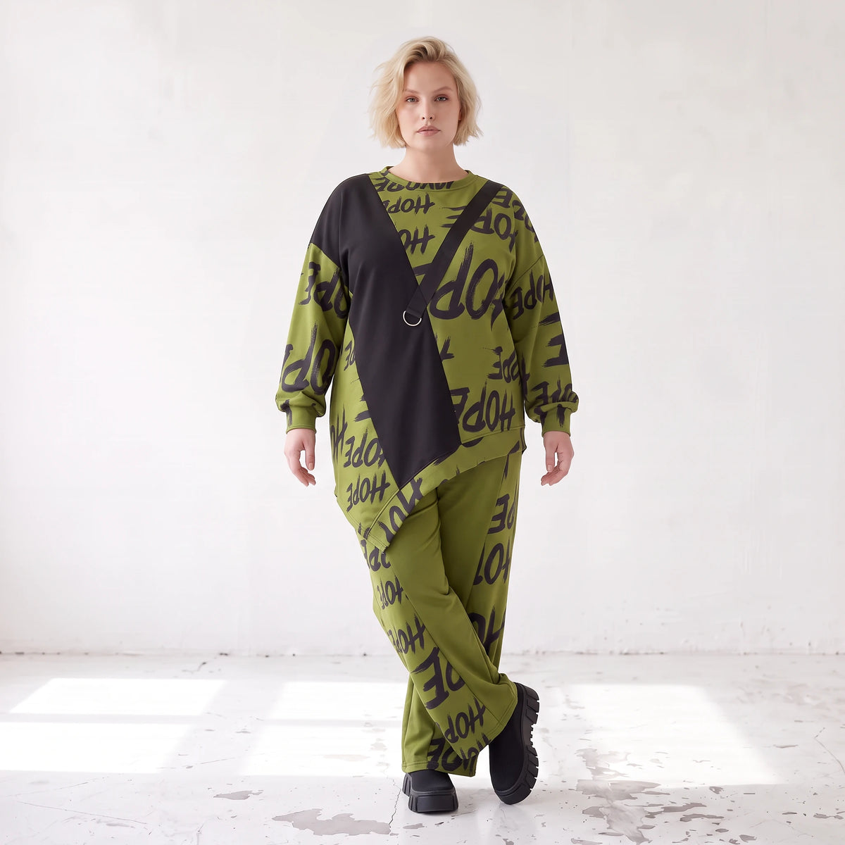 Olivgrünes Fleeceshirt mit asymmetrischem Schnitt und Zipfelsaum weich und wärmend