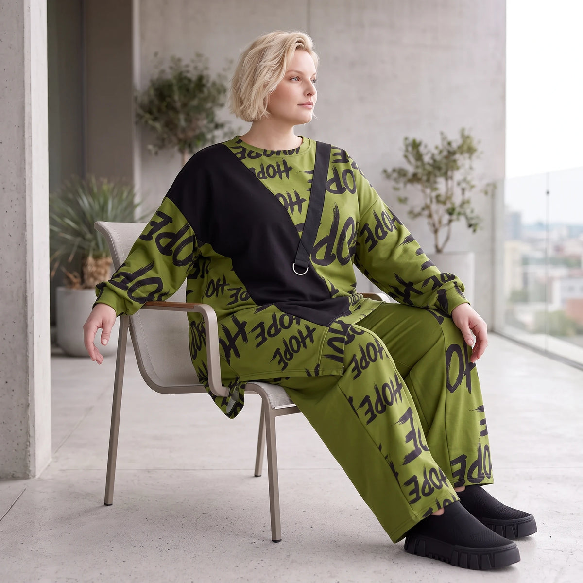 Olivgrünes Fleeceshirt mit asymmetrischem Schnitt und Zipfelsaum weich und wärmend