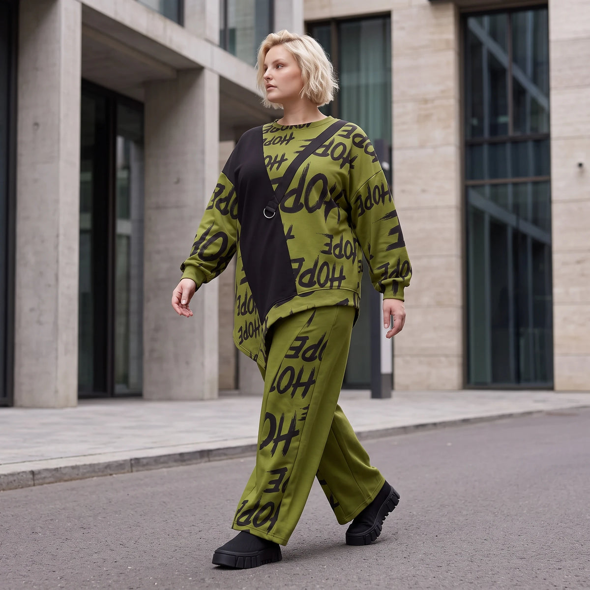 Olivgrünes Fleeceshirt mit asymmetrischem Schnitt und Zipfelsaum weich und wärmend