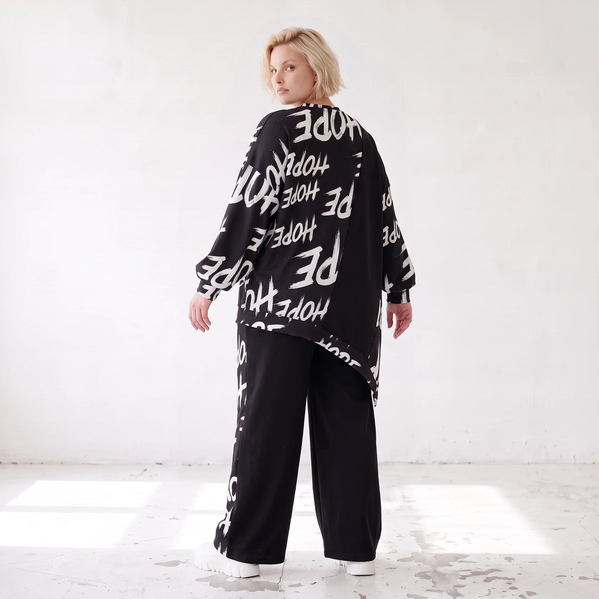 Kuscheliges Fleeceshirt mit asymmetrischem Schnitt und Zipfelsaum aus dehnbarem Stoff