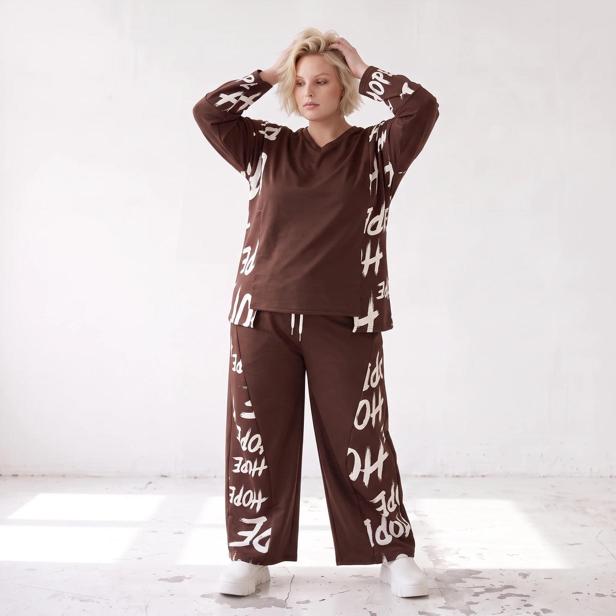 Braunes Fleeceshirt aus Stretchstoff mit V-Ausschnitt in geradem Schnitt weich und warm