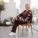 Braunes Fleeceshirt aus Stretchstoff mit V-Ausschnitt in geradem Schnitt weich und warm
