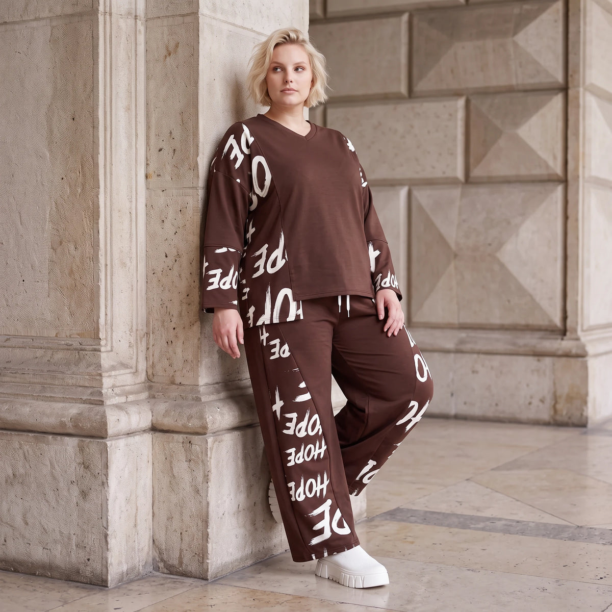 Braunes Fleeceshirt aus Stretchstoff mit V-Ausschnitt in geradem Schnitt weich und warm