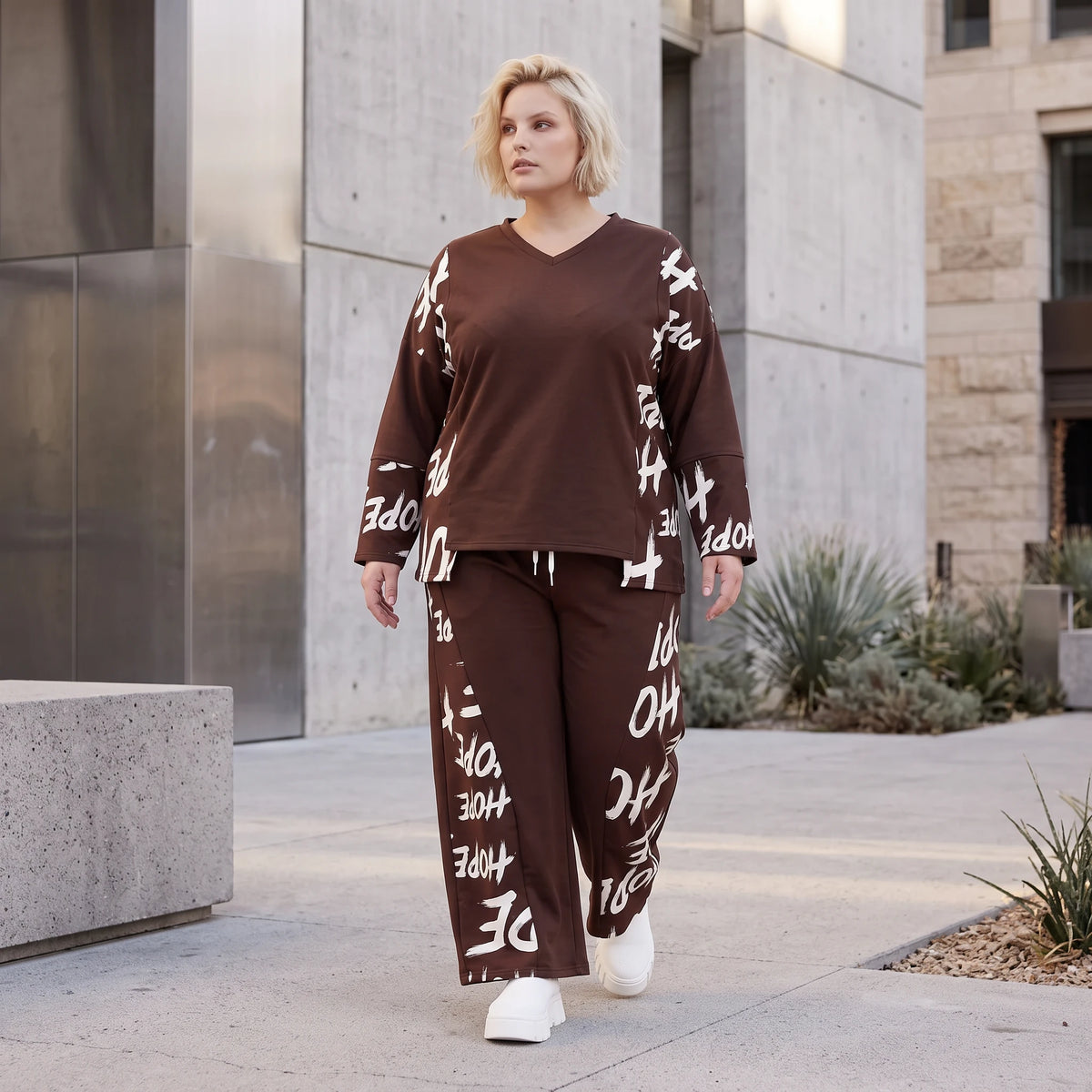 Braunes Fleeceshirt aus Stretchstoff mit V-Ausschnitt in geradem Schnitt weich und warm
