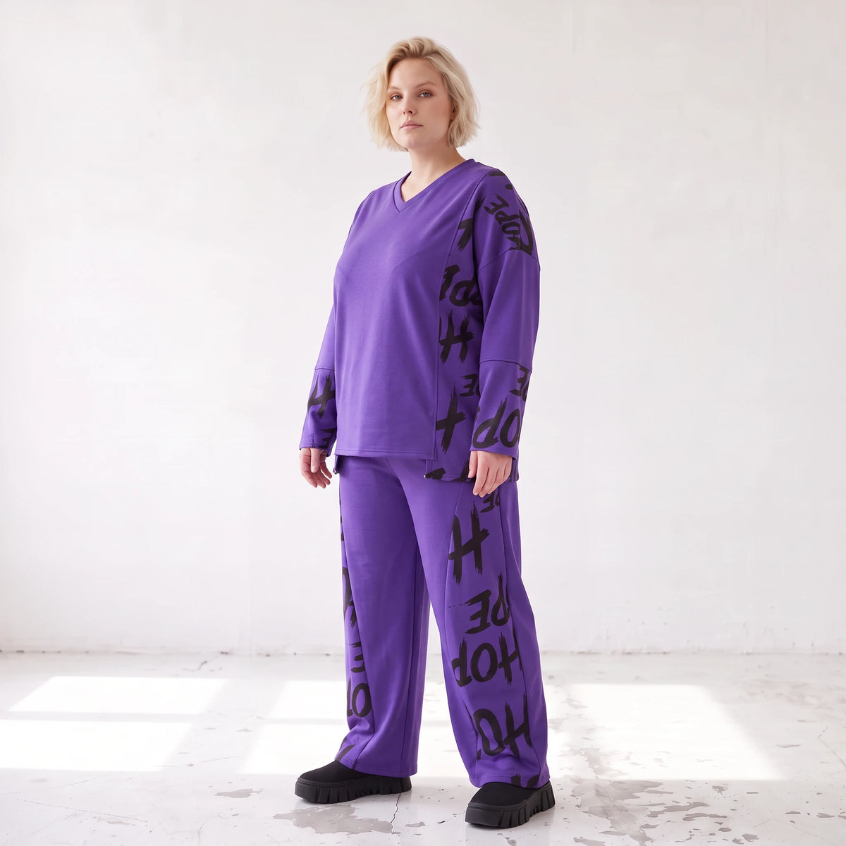 Lila Fleeceshirt mit V-Ausschnitt und Langarm weich warm im geraden Schnitt Stretchfit