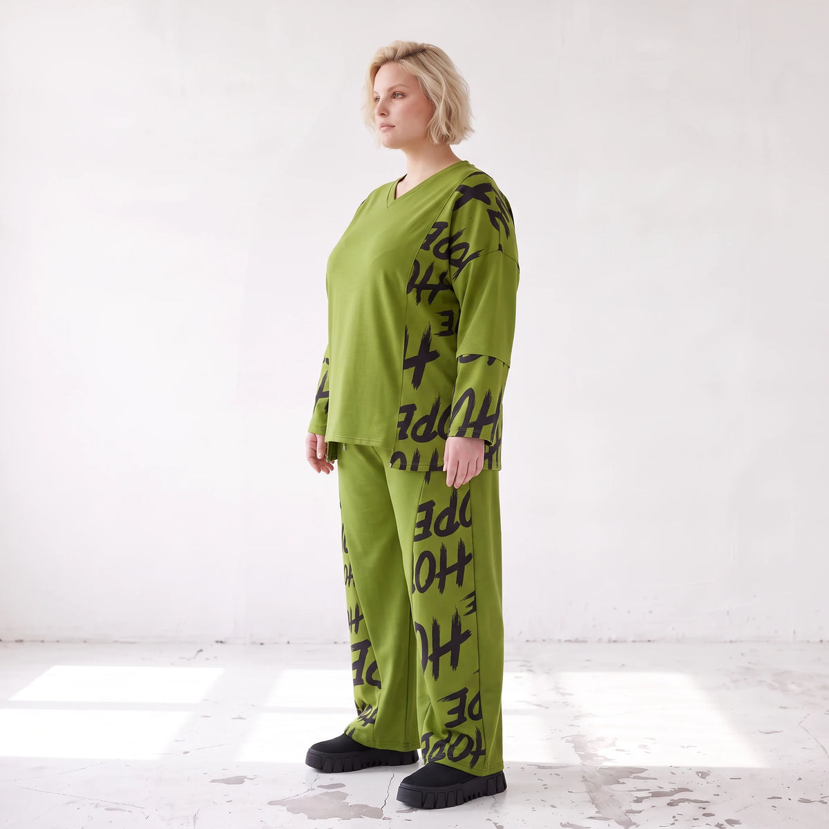 Weiches olivgrünes Fleeceshirt mit V-Ausschnitt geradem Schnitt und dehnbarer Qualität