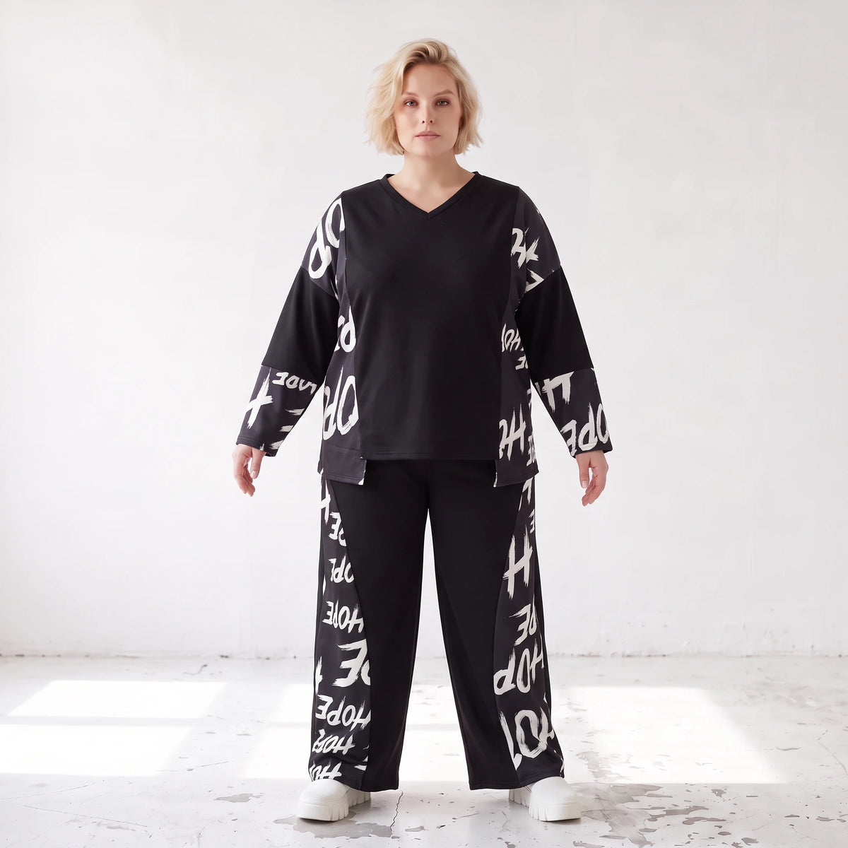Fleeceshirt mit V-Ausschnitt in einfarbigem Look aus warmem Stretch mit geradem Schnitt