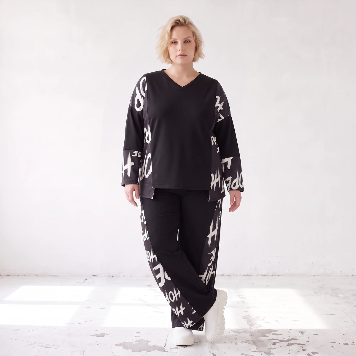 Fleeceshirt mit V-Ausschnitt in einfarbigem Look aus warmem Stretch mit geradem Schnitt