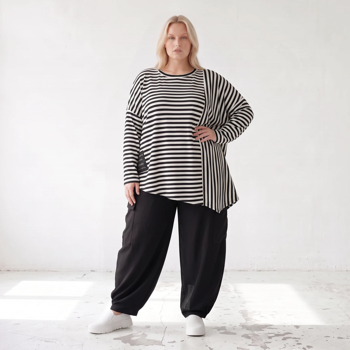 Langarmshirt in Schwarz/Weiß aus weichem Stretchjersey mit asymmetrischem Zipfelsaum