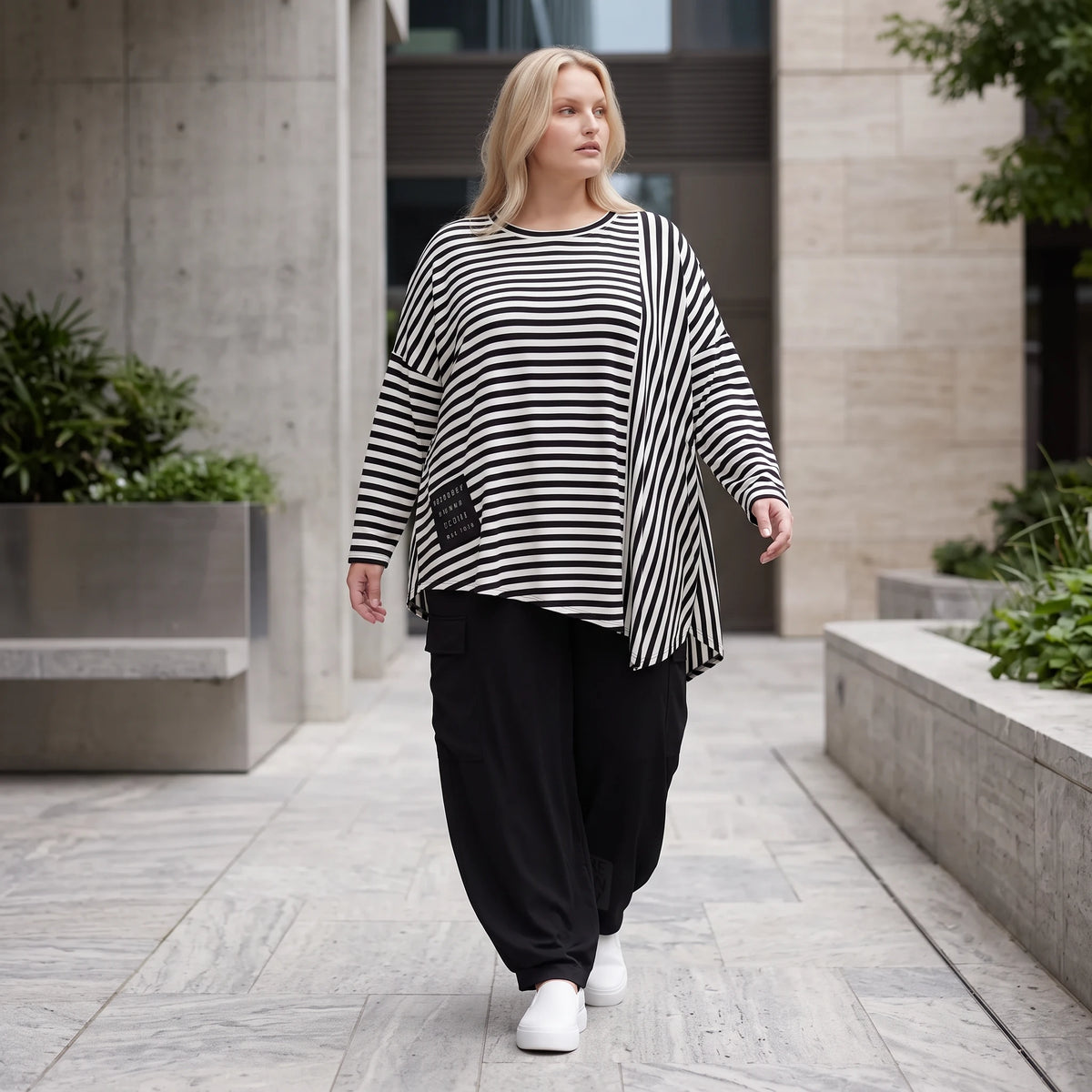 Langarmshirt in Schwarz/Weiß aus weichem Stretchjersey mit asymmetrischem Zipfelsaum