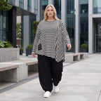 Langarmshirt in Schwarz/Weiß aus weichem Stretchjersey mit asymmetrischem Zipfelsaum