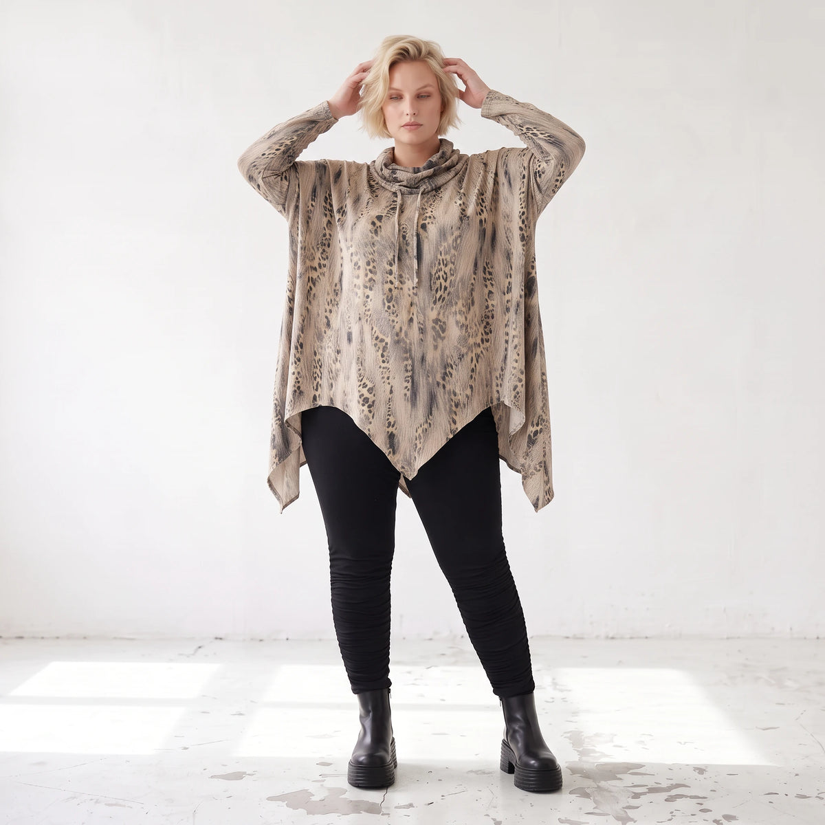 Langarmshirt aus Baumwolle in Beige/Braun mit Rollkragen Tunnelzug und A-Linie Zipfelsaum