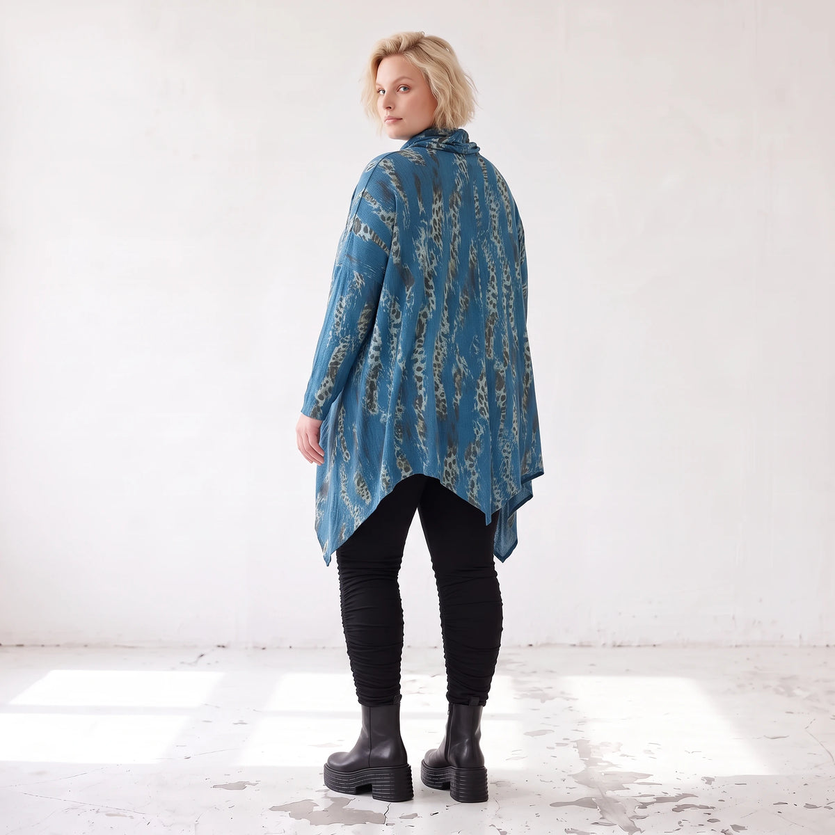 Wintershirt in Blau/Beige aus Baumwolljersey mit Rollkragen Tunnelzug und Zipfelsaum