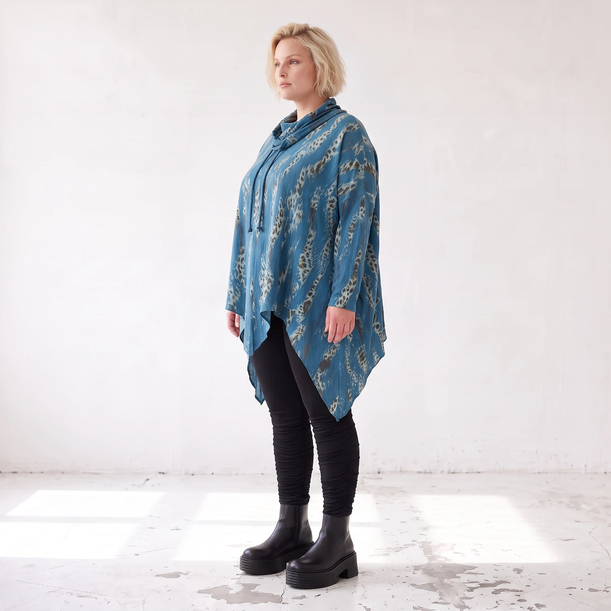 Wintershirt in Blau/Beige aus Baumwolljersey mit Rollkragen Tunnelzug und Zipfelsaum