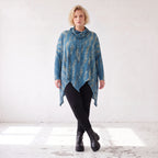 Wintershirt in Blau/Beige aus Baumwolljersey mit Rollkragen Tunnelzug und Zipfelsaum