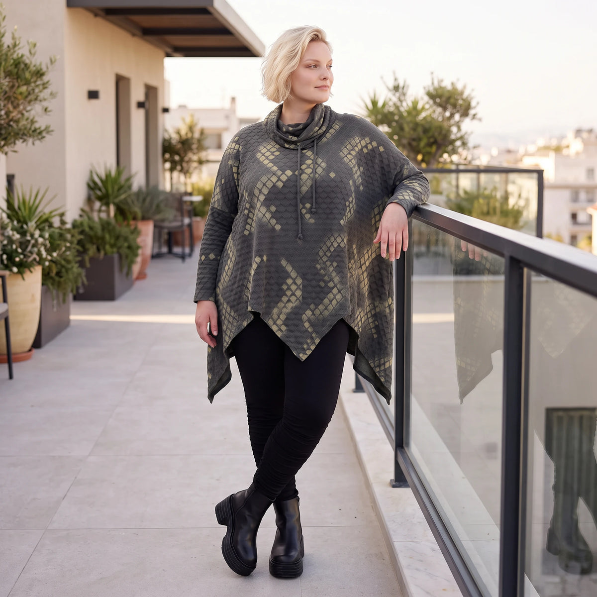 Langarmshirt aus Baumwolle in A-Linie Rollkragen Tunnelzug und asymmetrischem Zipfelsaum