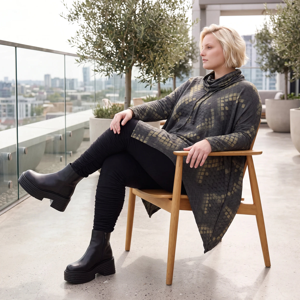 Langarmshirt aus Baumwolle in A-Linie Rollkragen Tunnelzug und asymmetrischem Zipfelsaum