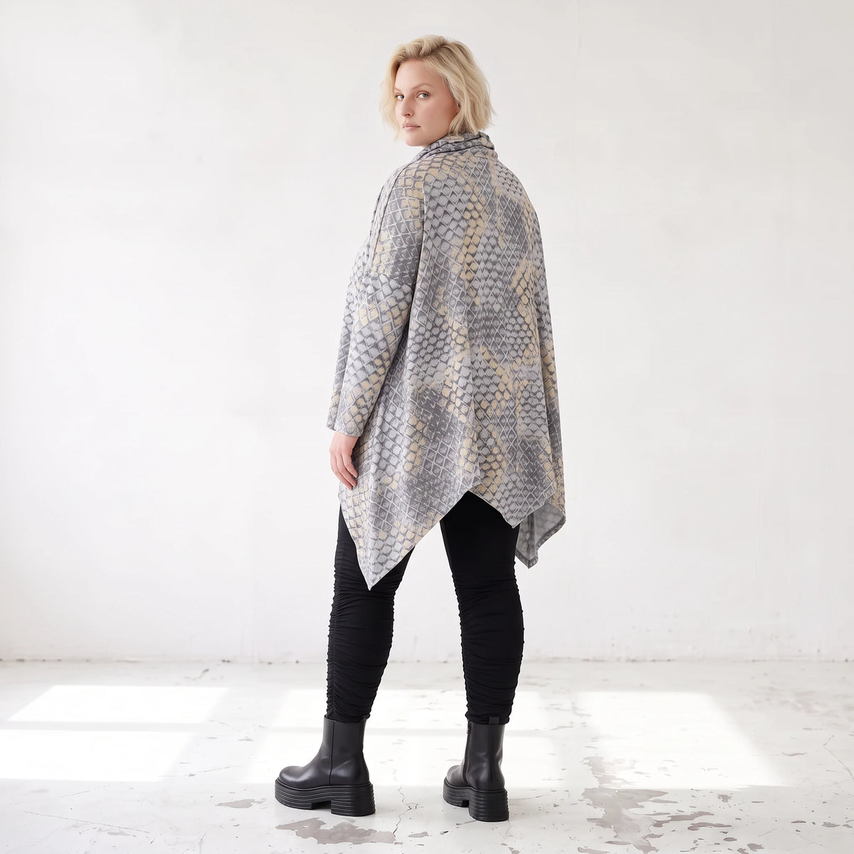 Baumwollshirt in Grau/Beige in A-Linie mit weichem Rollkragen Tunnelzug und Zipfelsaum