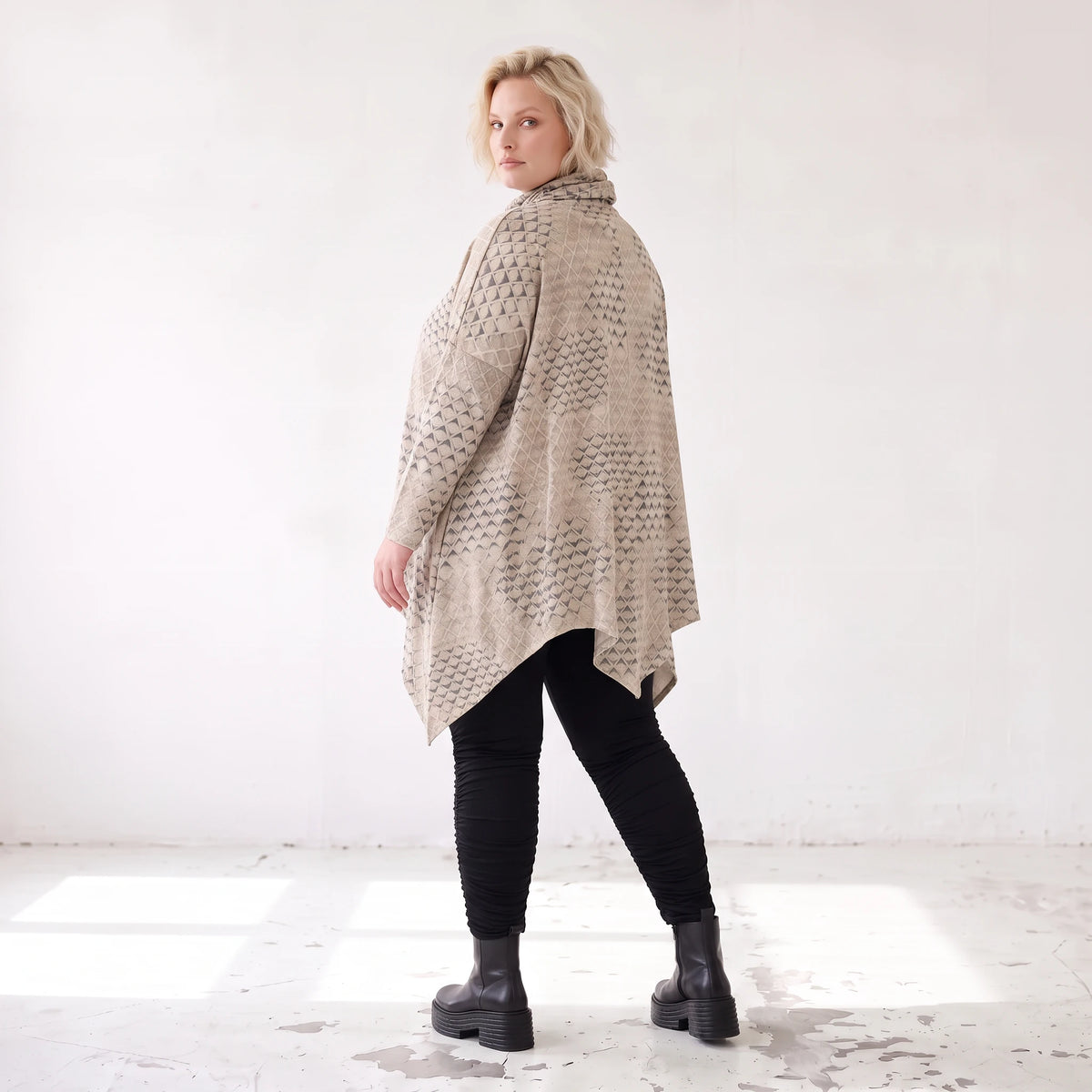 Baumwolljersey Langarmshirt in Beige/Grau mit Rollkragen A-Linie und asymmetrischem Saum