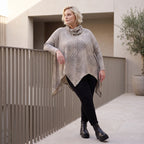 Baumwolljersey Langarmshirt in Beige/Grau mit Rollkragen A-Linie und asymmetrischem Saum