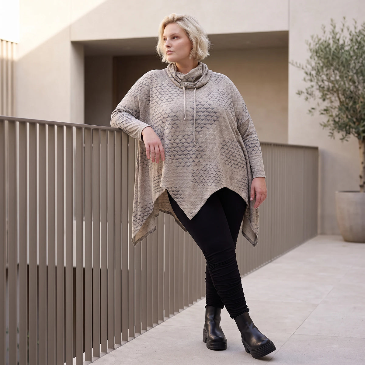Baumwolljersey Langarmshirt in Beige/Grau mit Rollkragen A-Linie und asymmetrischem Saum