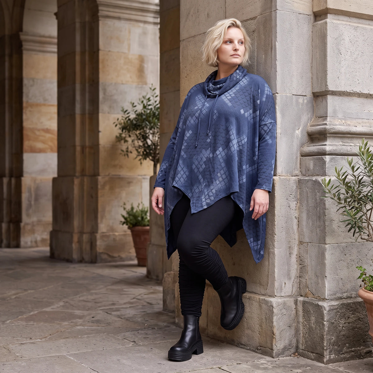 Blaues Langarmshirt aus Baumwolljersey in A-Linie mit Rollkragen Tunnelzug Zipfelsaum