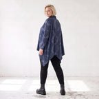 Blaues Langarmshirt aus Baumwolljersey in A-Linie mit Rollkragen Tunnelzug Zipfelsaum