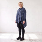 Blaues Langarmshirt aus Baumwolljersey in A-Linie mit Rollkragen Tunnelzug Zipfelsaum