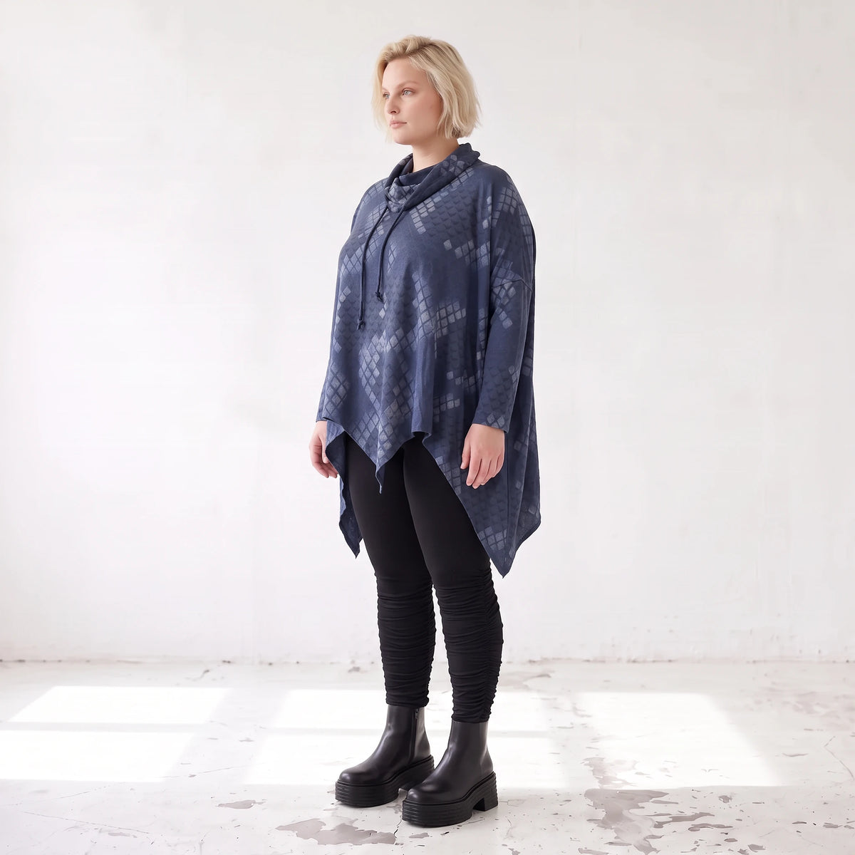 Blaues Langarmshirt aus Baumwolljersey in A-Linie mit Rollkragen Tunnelzug Zipfelsaum