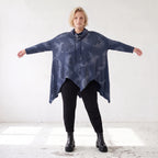 Blaues Langarmshirt aus Baumwolljersey in A-Linie mit Rollkragen Tunnelzug Zipfelsaum