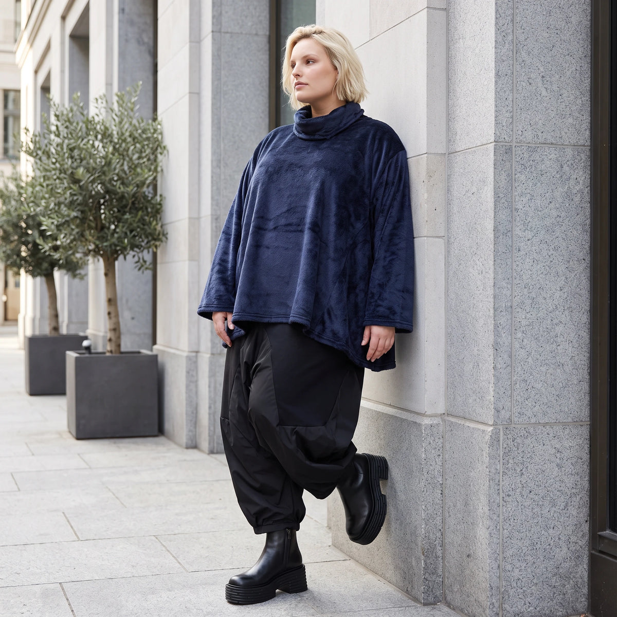 Flauschiges Plüschshirt in Marine mit Rollkragen und schmeichelnder A-Linie für Winter