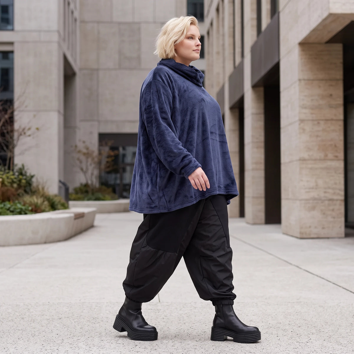 Flauschiges Plüschshirt in Marine mit Rollkragen und schmeichelnder A-Linie für Winter