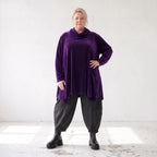 Violettes Velourshirt mit Rollkragen in A-Linie mit Seitentaschen weich und kuschelig