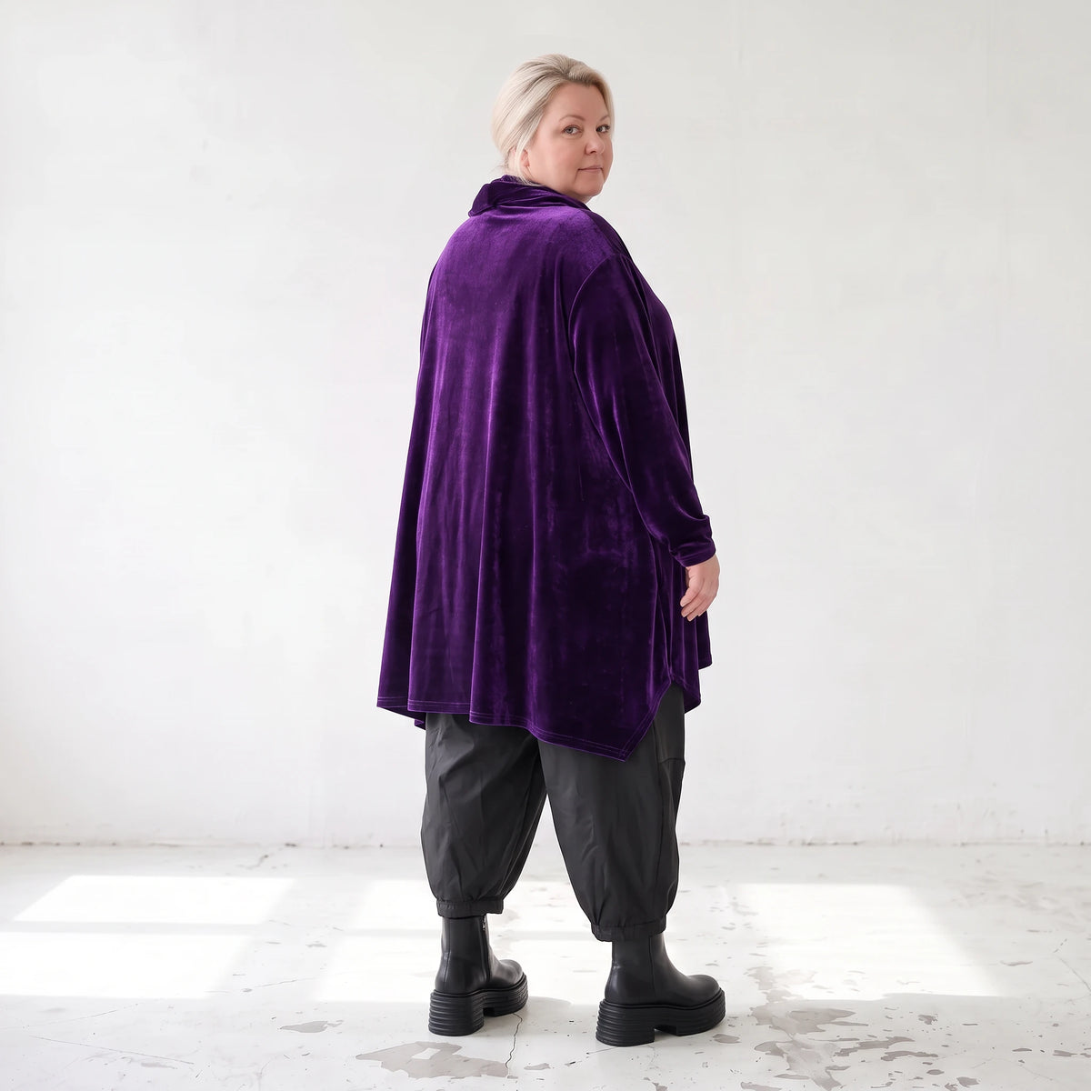 Violettes Velourshirt mit Rollkragen in A-Linie mit Seitentaschen weich und kuschelig