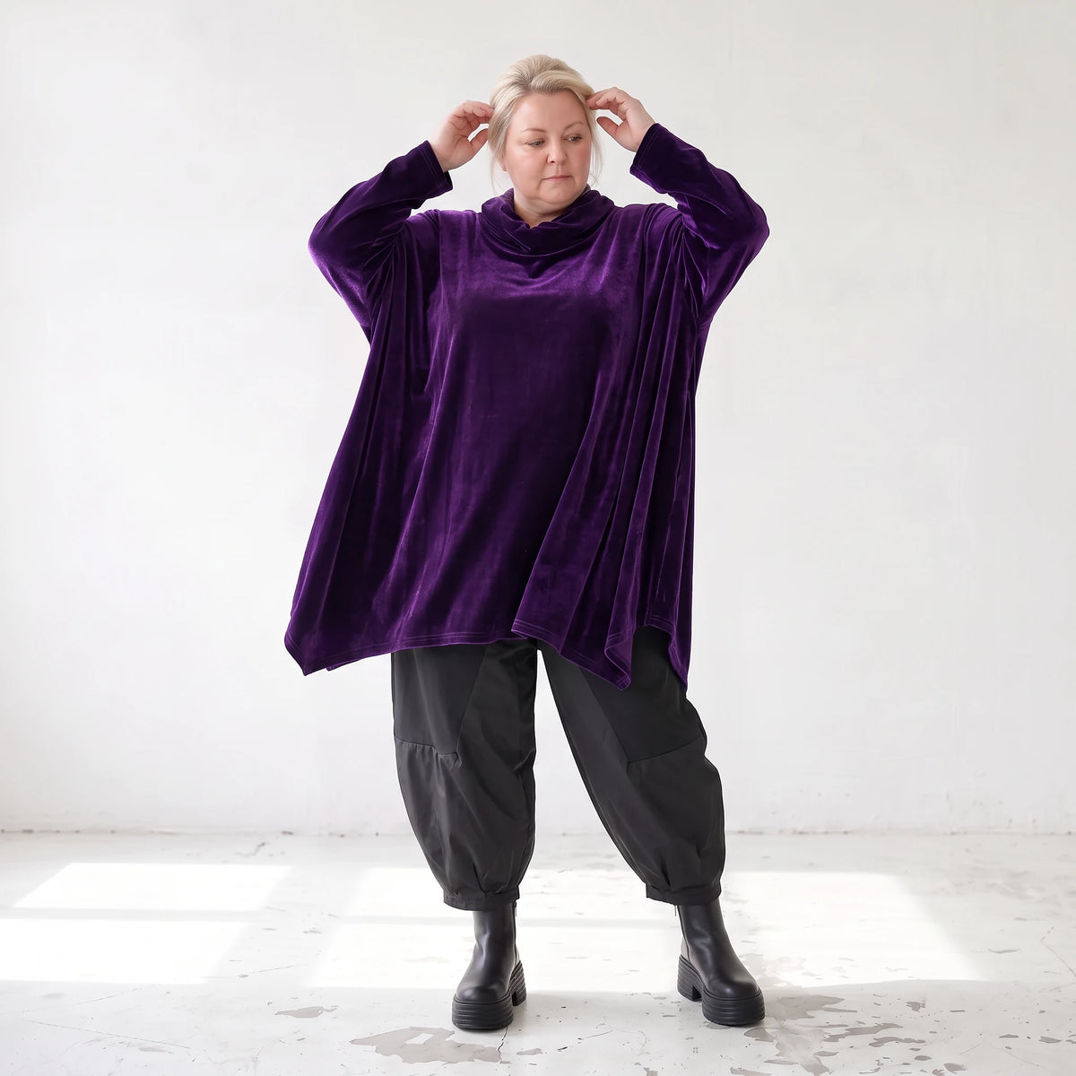 Violettes Velourshirt mit Rollkragen in A-Linie mit Seitentaschen weich und kuschelig