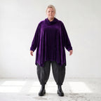 Violettes Velourshirt mit Rollkragen in A-Linie mit Seitentaschen weich und kuschelig