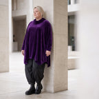 Violettes Velourshirt mit Rollkragen in A-Linie mit Seitentaschen weich und kuschelig