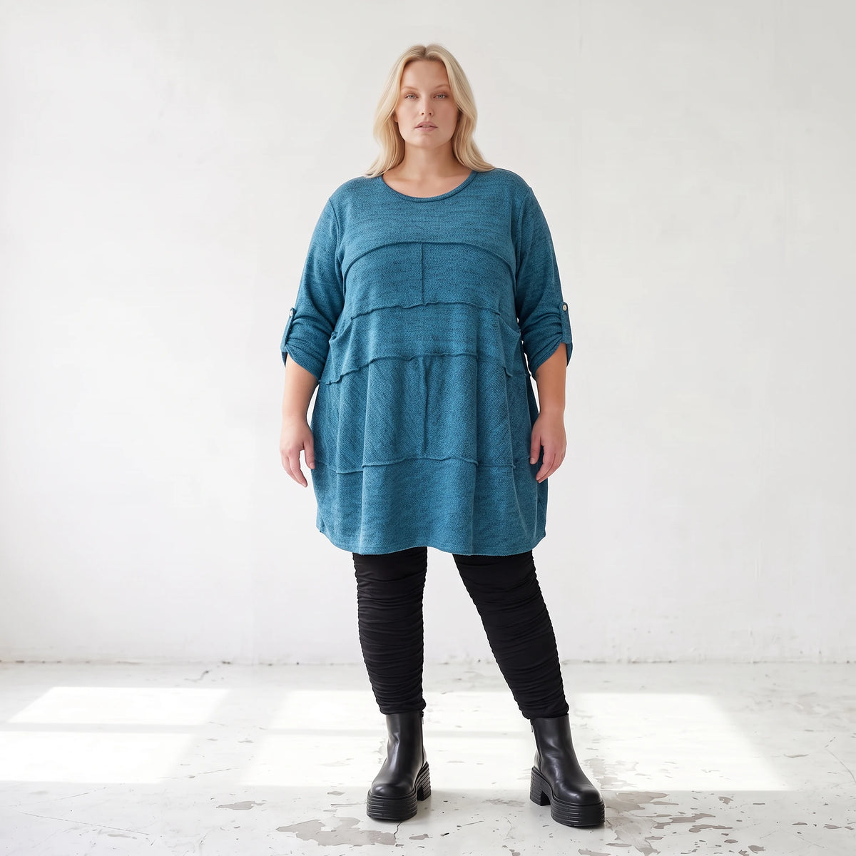 Blaues Strickshirt in A-Linie mit weichem Dehnstrick und dezenter Faltennahtmusterung