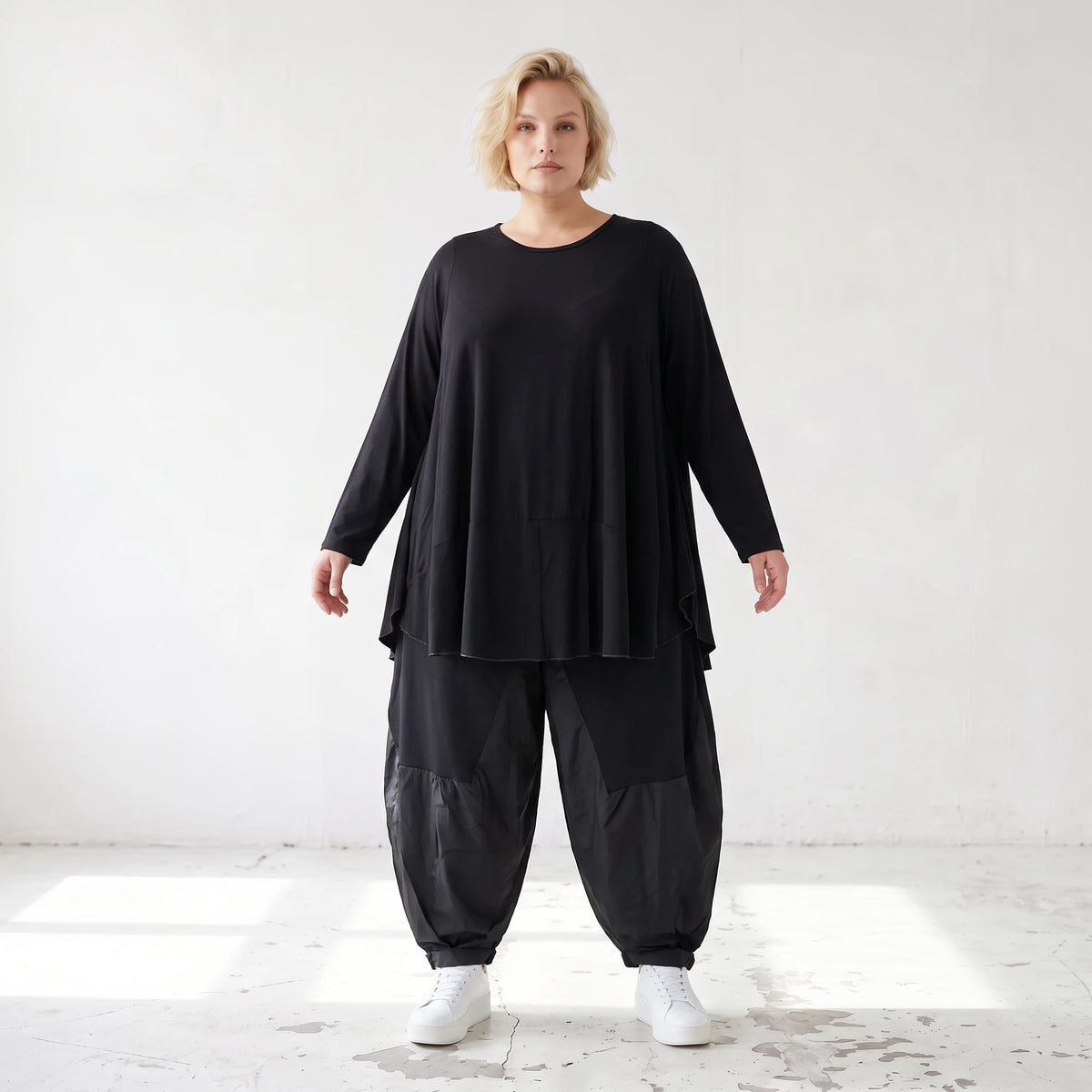 Schwarzes Rundhalsshirt aus fliessendem Viskosejersey mit Langarm und gerundeter Form