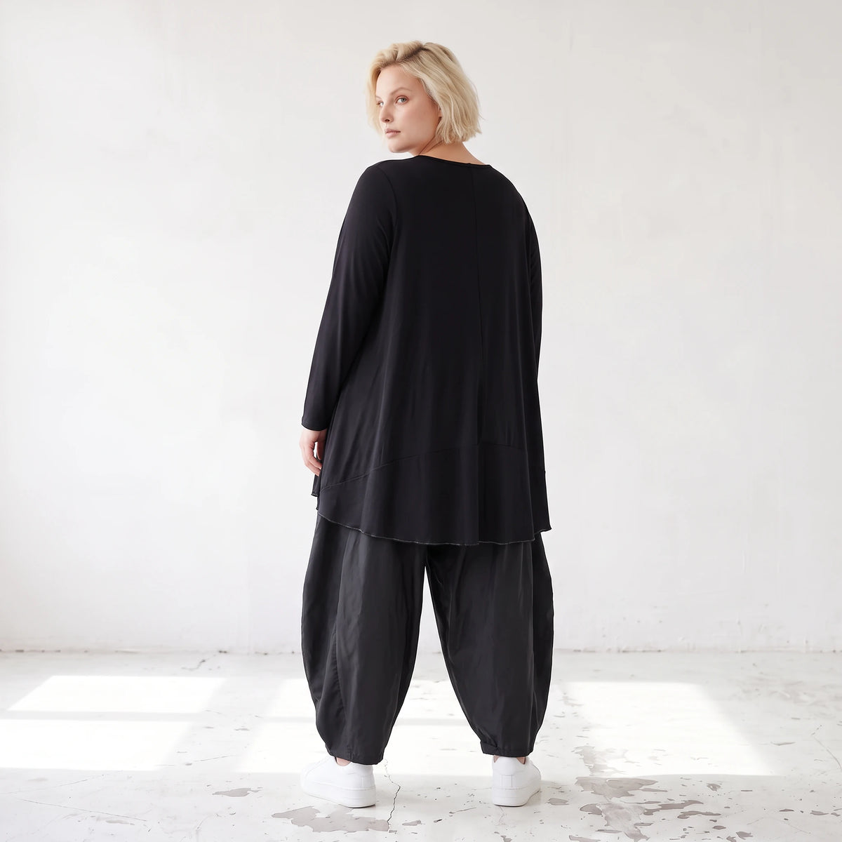 Schwarzes Rundhalsshirt aus fliessendem Viskosejersey mit Langarm und gerundeter Form