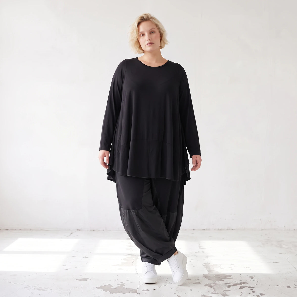 Schwarzes Rundhalsshirt aus fliessendem Viskosejersey mit Langarm und gerundeter Form