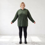 Grüner Ripphoodie aus Stretchmaterial mit Kapuze Kängurutasche und geradem Schnitt