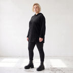 Schwarzer Hoodie aus Rippstoff mit Kapuze Kängurutasche und geradem Schnitt mit Stretch