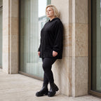 Schwarzer Hoodie aus Rippstoff mit Kapuze Kängurutasche und geradem Schnitt mit Stretch