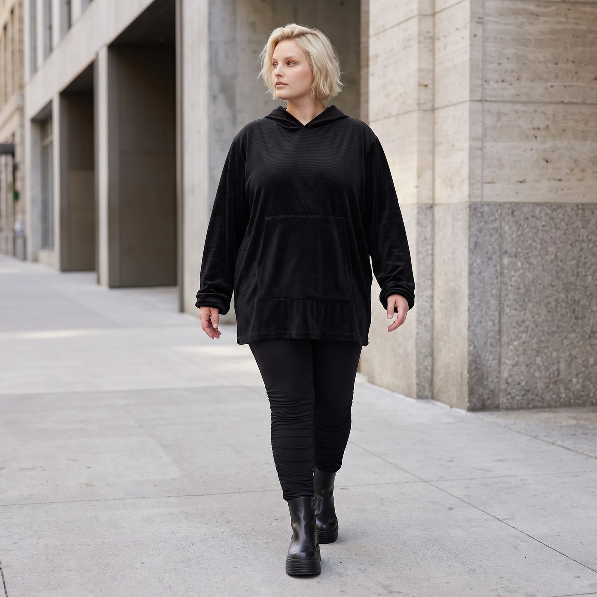 Schwarzer Hoodie aus Rippstoff mit Kapuze Kängurutasche und geradem Schnitt mit Stretch