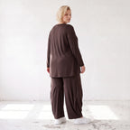 Dunkelbraunes Langarmshirt aus Slinkystoff mit Stretch in glockiger Form mit Rundhals