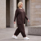 Dunkelbraunes Langarmshirt aus Slinkystoff mit Stretch in glockiger Form mit Rundhals